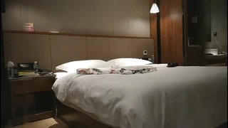 酒店性感美腿丝袜 抚摸水手服性感玩偶 即将射精 房间性玩具