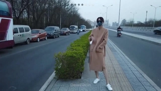 我愛的女友被我讓給朋友插得死去活來，射精後又不斷地對她嫉妬地把精液淋灑在她身上