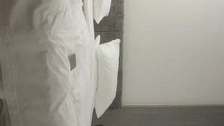 在万圣节派对上与继兄和继妹进行三人性爱