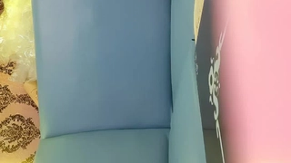 贵在真实，还不大会打扮的纯情学生妹脱光衣服穿个白丝袜 被大叔狠操 妹子表情好难受的样子，没有什么性爱经验