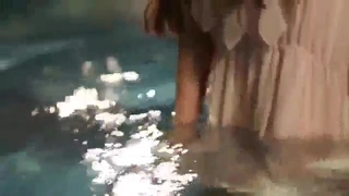 少女学生从她的男友那里得到了她的第一次按摩和高潮