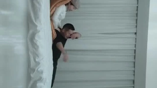 婊子玩她丈夫朋友的阴茎 4K