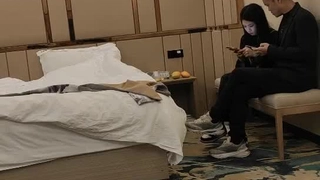 少女在淋浴间享受自慰会话