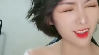 小三照片骚秘书办公室口交吃精液