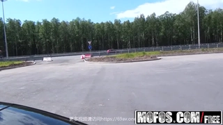 学生用深喉和肮脏的谈话支配她的教授
