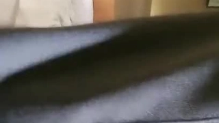 短髮小模接受导演潜规则 淫声浪语搏露出机会，但先被另类露出了