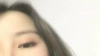少女在接受面部射精之前被撕开衣服和屁股操