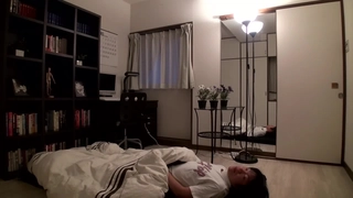 大胸部和小胸部的少女从室友Jay Romero那里得到了手淫指导