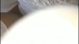 淫蕩舔棒棒！白嫩美臀骑坐G8呻吟扭动...男的忍不住喷在洞里面：还要拿冰屌捅