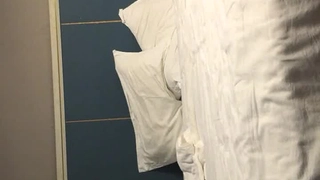 眼镜模特女友露脸，男友抱起来掰腿特写粉穴，深喉插嘴，粉穴鲜嫩逼逼没插几下就缴枪内射第02集