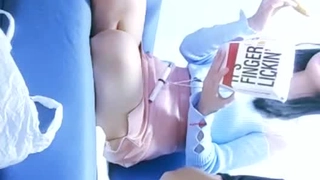 假期到朋友出租屋还东西时趁他不在挑逗他水嫩漂亮的大学女友